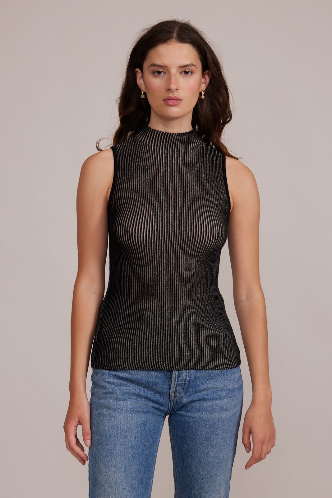 Blusa cuello altro negro con dorado